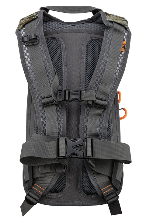 Sac à dos Spika Drover Hydro Pack 15L Camo, idéal pour les activités de chasse et randonnée avec design camouflage, multiple poches de rangement et système d'hydratation intégré, offrant confort et praticité pour les aventures en plein air.