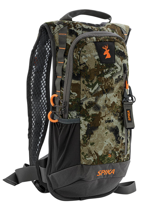 Sac à dos Spika Drover Hydro Pack 15L Camo, idéal pour les activités de chasse et randonnée avec design camouflage, multiple poches de rangement et système d'hydratation intégré, offrant confort et praticité pour les aventures en plein air.