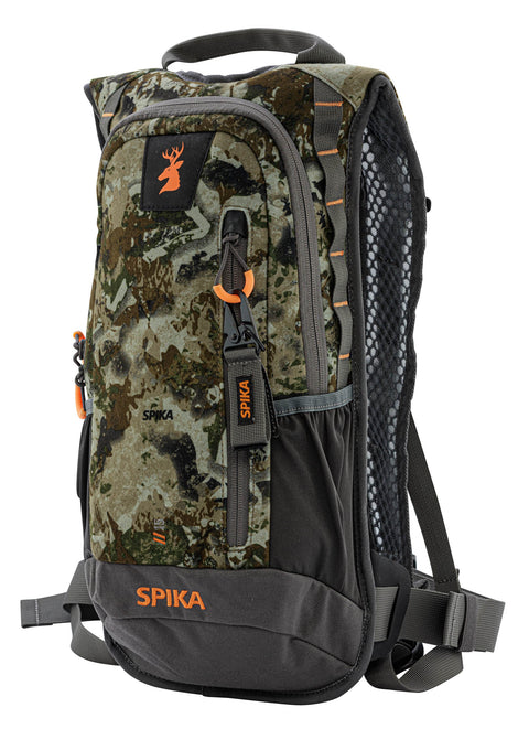 Sac à dos Spika Drover Hydro Pack 15L Camo, idéal pour les activités de chasse et randonnée avec design camouflage, multiple poches de rangement et système d'hydratation intégré, offrant confort et praticité pour les aventures en plein air.