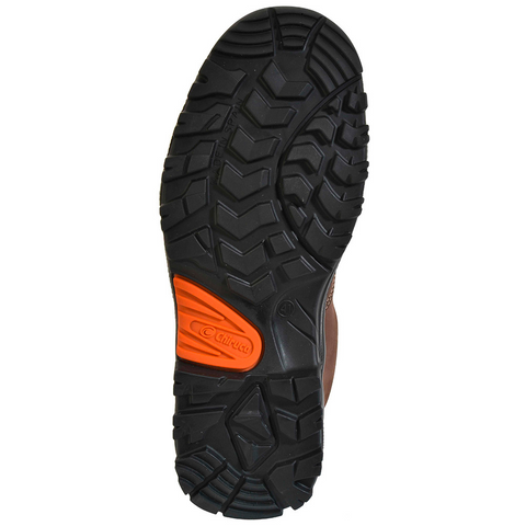 Image de sabots Chiruca Serbal en cuir nubuck marron, dotés d'une semelle en polyuréthane pour un confort optimal lors de balades en ville et en forêt, chaussures pratiques sans lacets pour un ajustement facile et rapide.