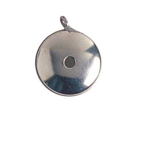 Appeau Grive Tourdre en métal argent de 26mm, emballé sous blister, idéal pour chasseurs et ornithologues, avec design compact et durable pour l'appel des oiseaux comme la grive. Parfait pour les amateurs de la nature et les spécialistes de l'observation des oiseaux.