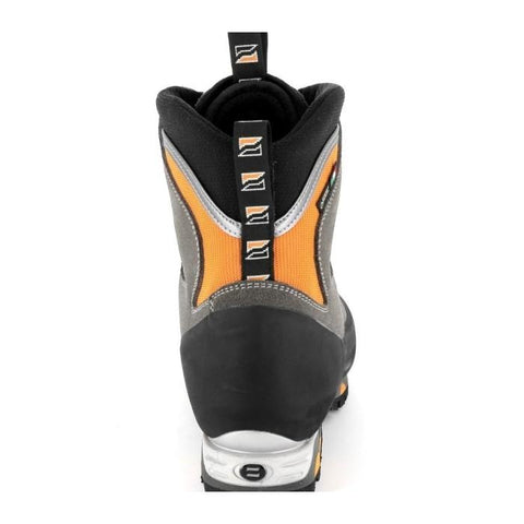 Bottes d'alpinisme haute performance pour hommes avec tige en cuir Perwanger, doublure GORE-TEX, semelle Vibram pour adhérence sur neige et protections pour crampons, idéales pour randonnée hivernale et conditions extrêmes