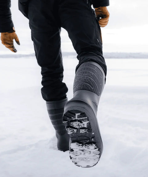 Bottes suédoises Polyver, légères et flexibles, offrant une protection exceptionnelle contre le froid extrême de -40°C, avec semelle antidérapante haute adhérence, doublure acrylique pour plus de chaleur, et fabriquées en 100% polyuréthane durable. Idéales pour conditions extrêmes et sécurité SRC.