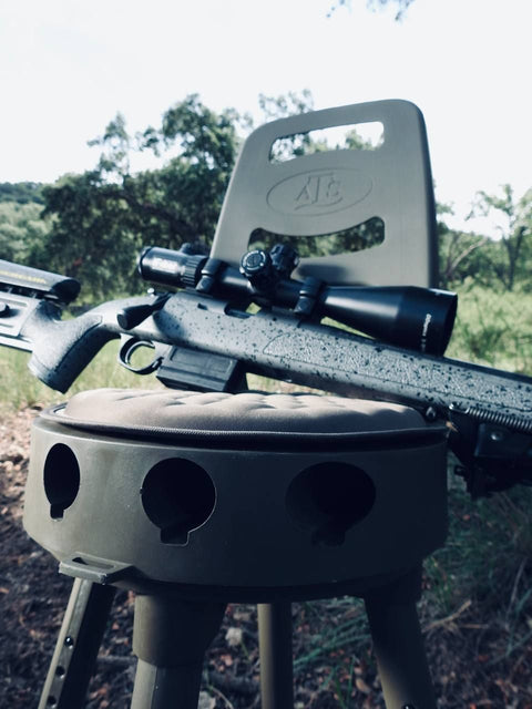 Siège rotatif Bergara Qake ATS, conçu pour les chasseurs et aventuriers, offre une stabilité inégalée avec ses pieds ajustables pour tous types de terrains. Capable de supporter jusqu'à 130 kg, ce siège résistant aux intempéries est à la fois pliable et léger, facilitant le transport et le rangement. Son pivot à 360 degrés vous assure une observation sans efforts des alentours lors de vos sorties en nature.