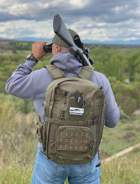 Sac à dos technique Bergara Daypack 35L en polyester 1000D avec fermetures éclair YKK, adapté pour la chasse, équipé d'un système de flux d'air, de bretelles ergonomiques et d'un porte-fusil intégré, coloris olive foncé