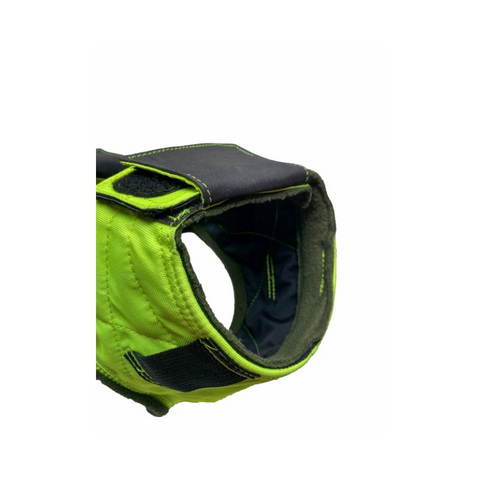 Image du gilet WildTracker X-Protect By Espuna montrant des matériaux innovants comme le KEVLAR et le DYNEEMA, avec une ergonomie avancée pour le confort et la sécurité du chien, idéal pour la chasse dans des environnements extrêmes et difficilement compatibles, portant une coupe anatomique pour une adaptation optimale sur le chien.