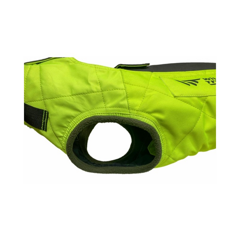 Image du gilet WildTracker X-Protect By Espuna montrant des matériaux innovants comme le KEVLAR et le DYNEEMA, avec une ergonomie avancée pour le confort et la sécurité du chien, idéal pour la chasse dans des environnements extrêmes et difficilement compatibles, portant une coupe anatomique pour une adaptation optimale sur le chien.