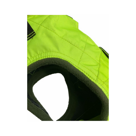 Image du gilet WildTracker X-Protect By Espuna montrant des matériaux innovants comme le KEVLAR et le DYNEEMA, avec une ergonomie avancée pour le confort et la sécurité du chien, idéal pour la chasse dans des environnements extrêmes et difficilement compatibles, portant une coupe anatomique pour une adaptation optimale sur le chien.