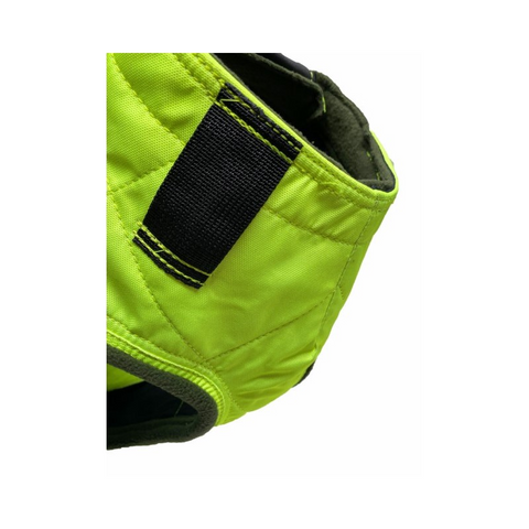 Image du gilet WildTracker X-Protect By Espuna montrant des matériaux innovants comme le KEVLAR et le DYNEEMA, avec une ergonomie avancée pour le confort et la sécurité du chien, idéal pour la chasse dans des environnements extrêmes et difficilement compatibles, portant une coupe anatomique pour une adaptation optimale sur le chien.