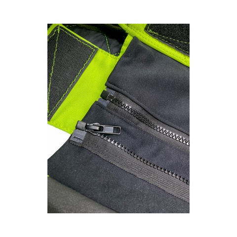 Image du gilet WildTracker X-Protect By Espuna montrant des matériaux innovants comme le KEVLAR et le DYNEEMA, avec une ergonomie avancée pour le confort et la sécurité du chien, idéal pour la chasse dans des environnements extrêmes et difficilement compatibles, portant une coupe anatomique pour une adaptation optimale sur le chien.
