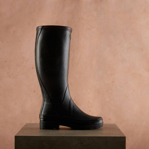 Bottes en caoutchouc naturel pour la marche à la campagne avec doublure en jersey poly-coton ultra-résistante et semelle bi-densité antichoc Le Chameau, offrant confort et adhérence tout terrain, imperméables et fabriquées artisanalement.