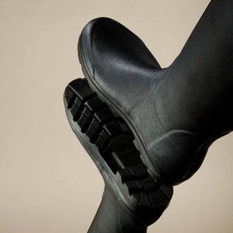 Bottes en caoutchouc naturel pour la marche à la campagne avec doublure en jersey poly-coton ultra-résistante et semelle bi-densité antichoc Le Chameau, offrant confort et adhérence tout terrain, imperméables et fabriquées artisanalement.