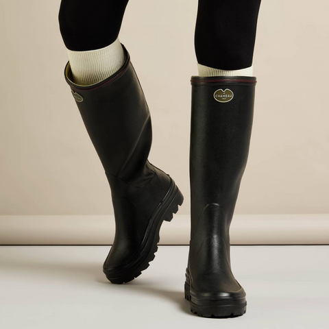 Bottes en caoutchouc naturel pour la marche à la campagne avec doublure en jersey poly-coton ultra-résistante et semelle bi-densité antichoc Le Chameau, offrant confort et adhérence tout terrain, imperméables et fabriquées artisanalement.