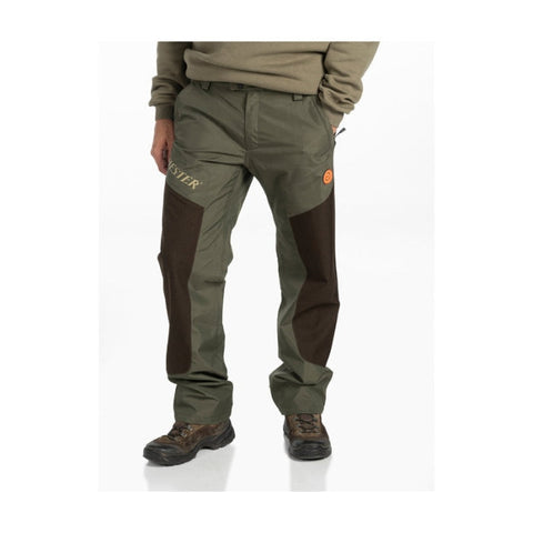 Visuel du Pantalon Winchester Orion, une pièce élégante de mode masculine, polyvalent et parfait pour un style urbain et décontracté, optimal pour la saison automne hiver, illustrant son design chic et confortable.