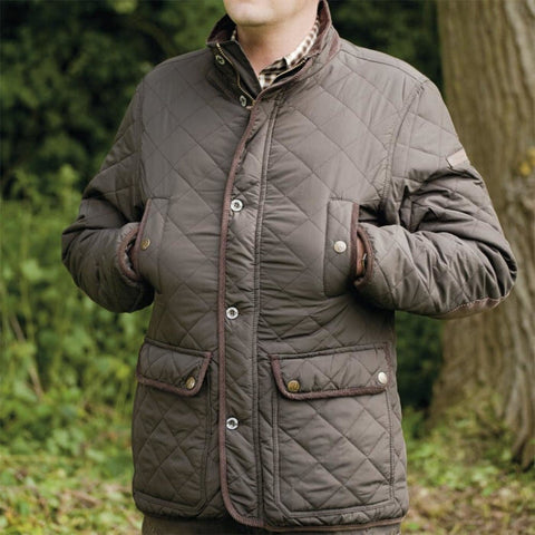 Veste de chasse Percussion Stalion marron imperméable avec doublure polaire, capuche amovible et multiples poches pour une protection optimale durant la chasse en conditions météorologiques difficiles, idéale pour chasseurs expérimentés et débutants.